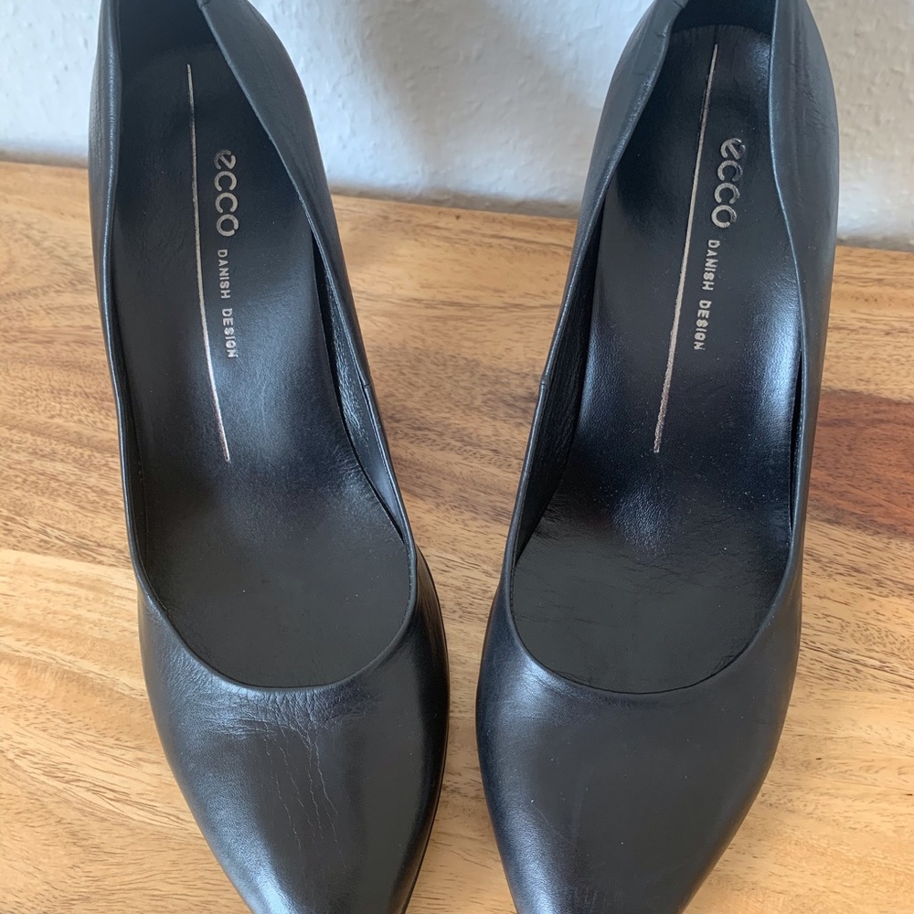 Black Leather Ecco Pumps
